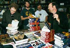 Brian Herbert (vavo) a Kevin J.Anderson pri autogramide prvho dielu trilgie z obdobia Sluobnckeho dihdu. Zdroj: www.dunenovels.com