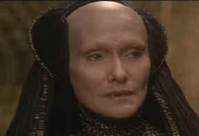 Ctihodn matka Gaius Helena Mohiamov - Sian Phillips vo filme D.Lyncha Duna (1984)