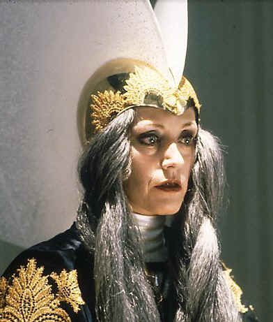 Ctihodn matka Gaius Helena Mohiamov - Zuzana Geislerov vo filme J.Harrisona Frank Herberts Dune (2000)