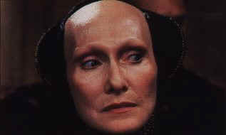 Ctihodn matka Gaius Helena Mohiamov - Sian Phillips vo filme D.Lyncha Duna (1984)